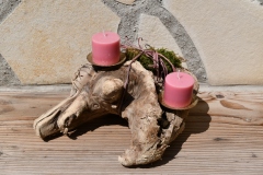 Schwemmholz als Kerzenständer mit 2 rosa Kerzen